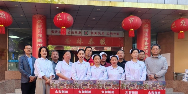暖心！早上七点！一群人“涌进”太和二院的护士站！