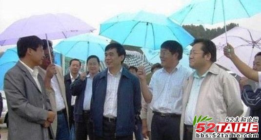 官员们到底会不会自己打伞3.jpg
