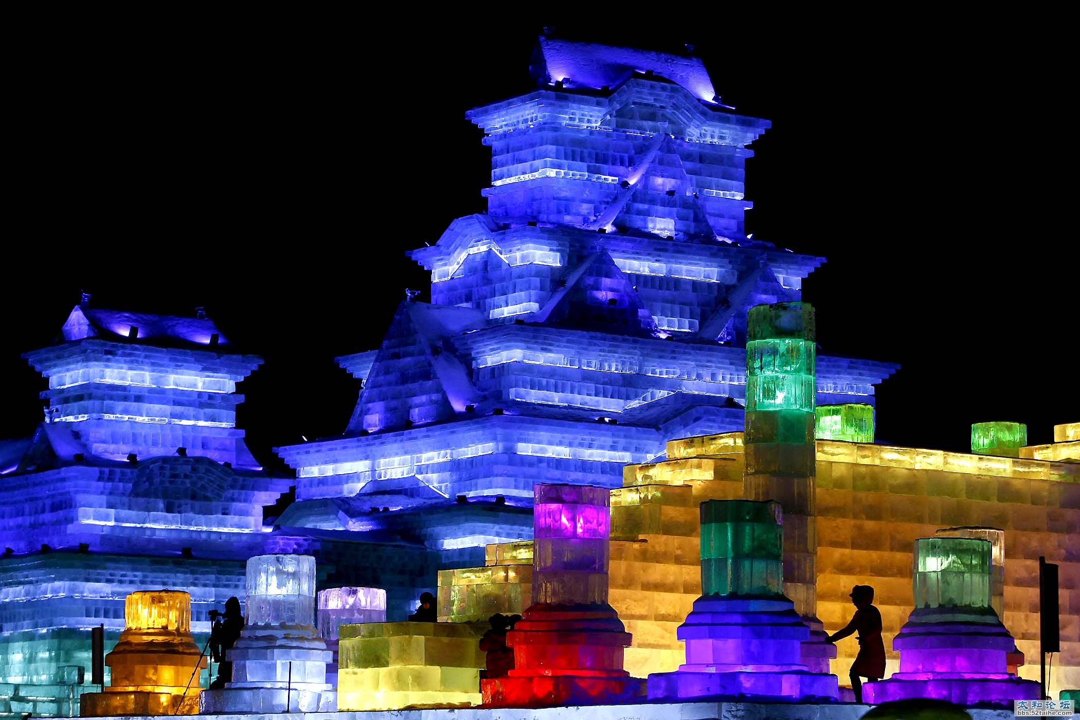 2010.1.5，冰雪节上的冰雕。 (AFP Getty Images).jpg