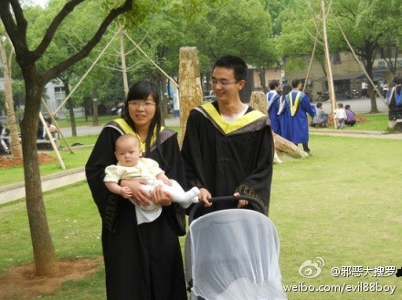 毕业照扔帽子、爬树、露大腿神马的，早过时了，现在的时尚是这样子。。.jpg