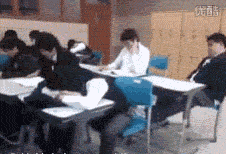 谁年轻时身边没几个损友。.gif